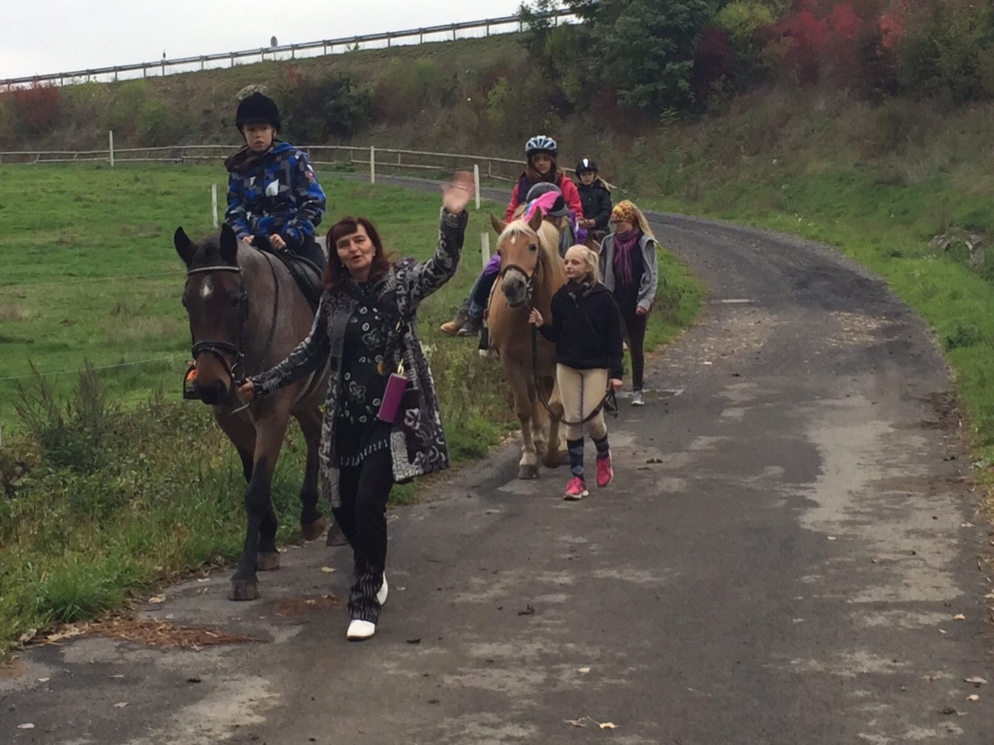 Kindergruppe beim Ponyreiten