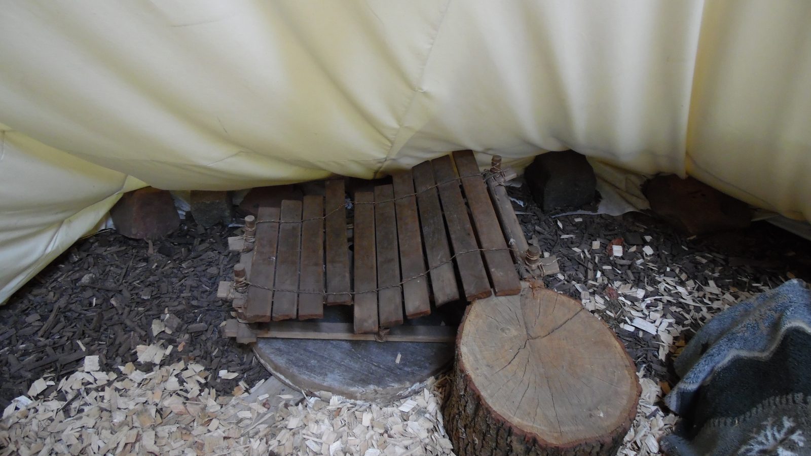 Trommeln und Felle im Tipi