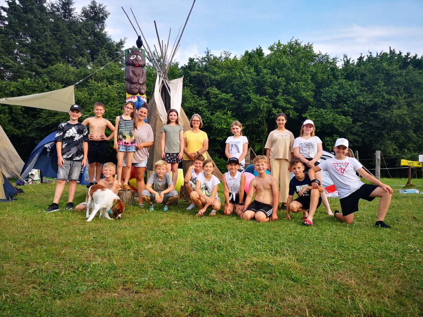 Große Gruppe vor dem Tipi