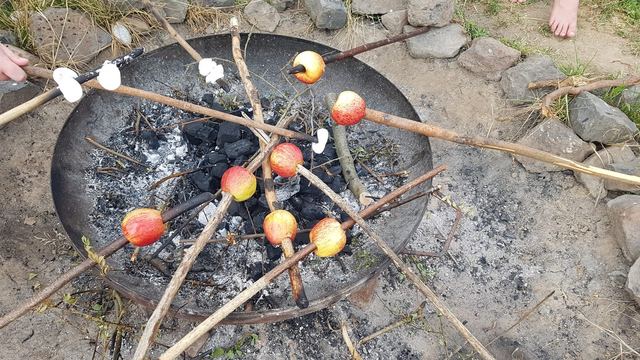 Bratäpfel am Feuer