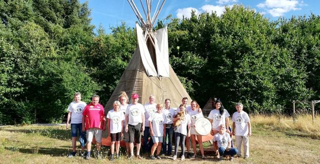 Vereinsmitglieder vor dem Tipi