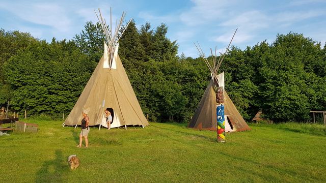 Zwei Tipis auf der Sonnenwiese