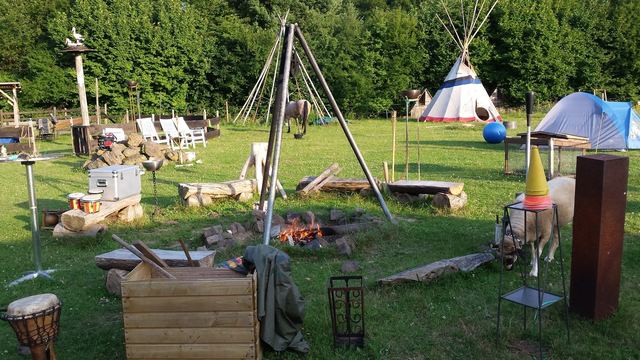 Feuerstelle und Tipi