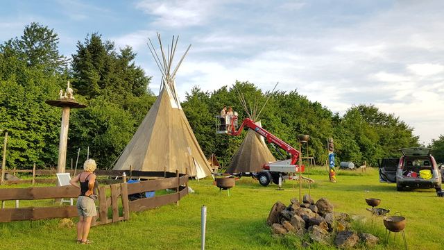 Das große Tipi steht