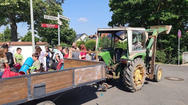 Mit dem Traktor-Shuttle zur Sonnenwiese