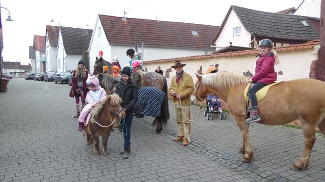 Umzug mit Ponys durch den Ort