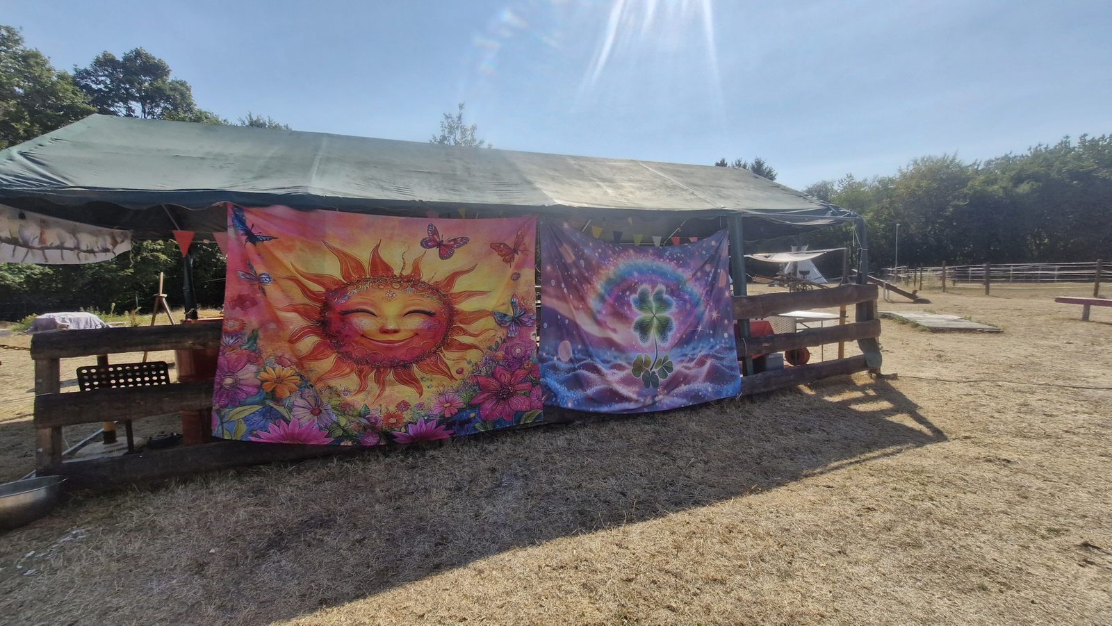Großer Pavillon mit Bänken auf der Sonnenwiese