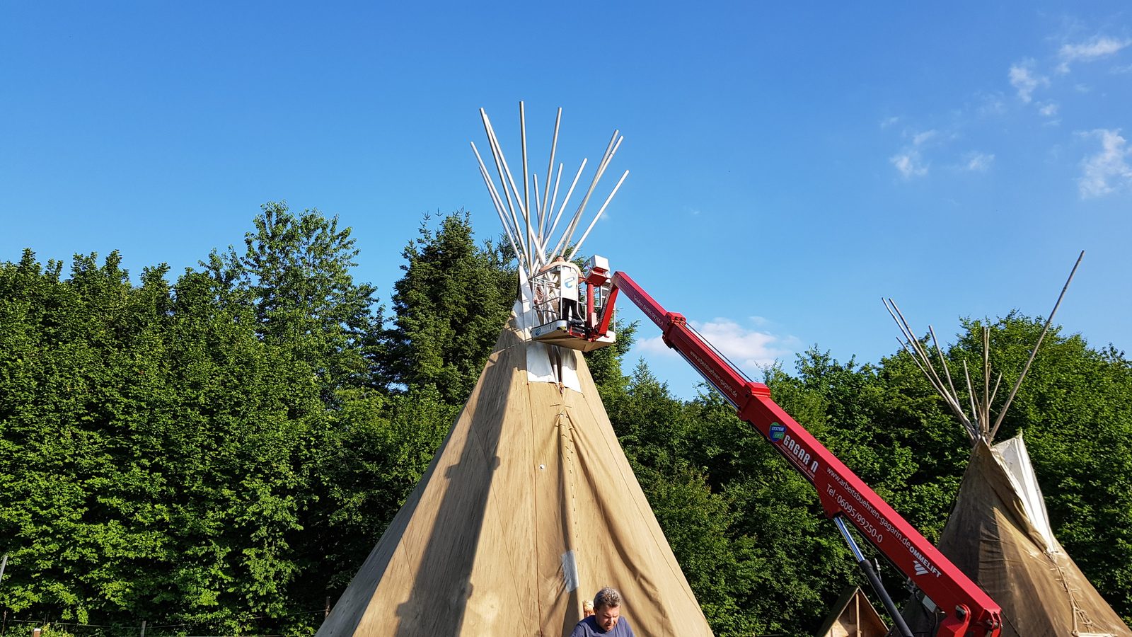 Aufbau des großen Tipis mit Hebebühne