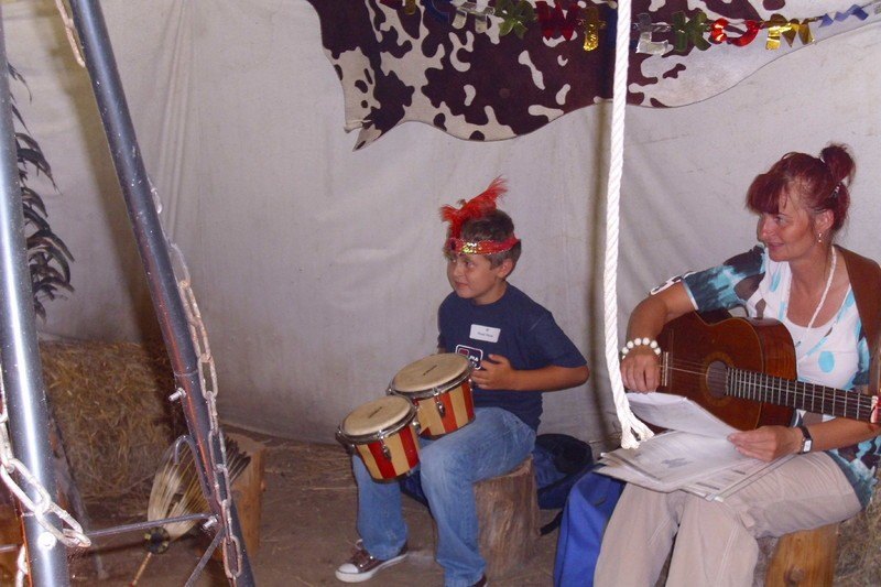 Heike und Jürgen Gach spielen im Tipi Gitarre